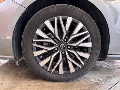 Used 2025 Nissan Altima 2.5 SV FWD image 24