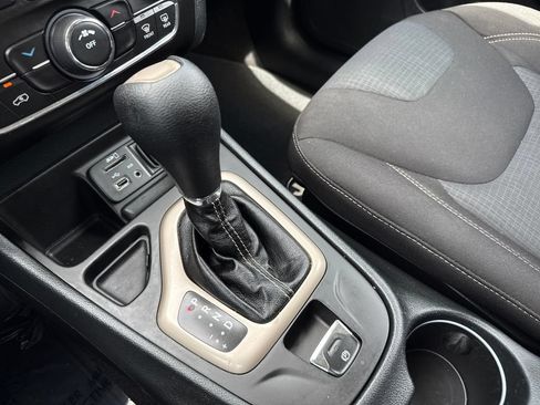 Used 2016 Jeep Cherokee Latitude FWD image 22