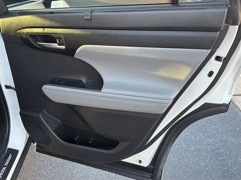 Certified 2021 Toyota Highlander XLE FWD image 16