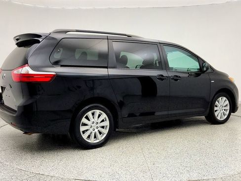 Used 2017 Toyota Sienna LE image 5