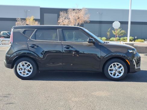 Used 2023 Kia Soul LX w/ LX Technology Package FWD image 6