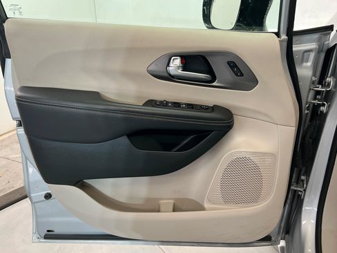 Used 2024 Chrysler Pacifica Touring-L FWD image 14