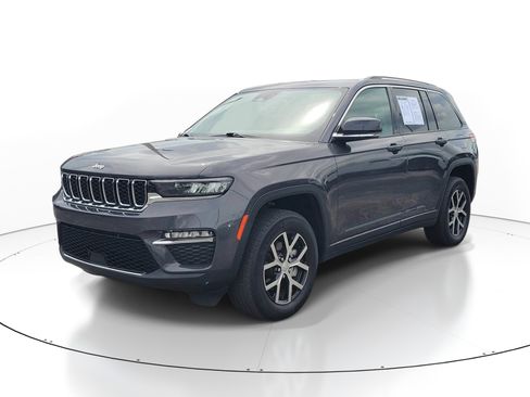 Used 2023 Jeep Grand Cherokee Limited RWD image 3