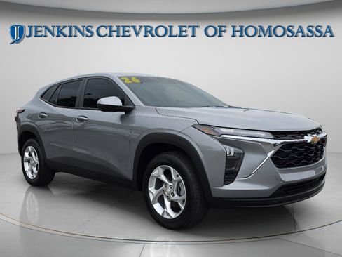 New 2026 Chevrolet Trax LS w/ LS Convenience Package FWD image 2