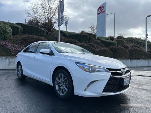 Used 2016 Toyota Camry SE image 1