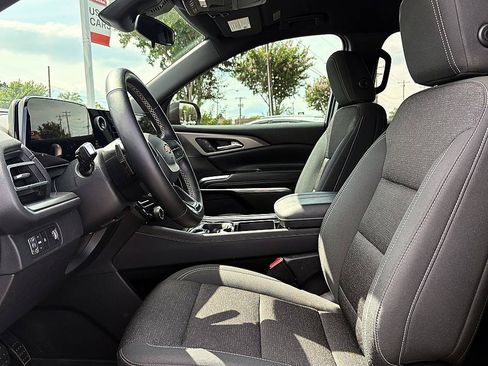 Used 2025 Chevrolet Traverse LT w/ Driver Confidence Package FWD image 9