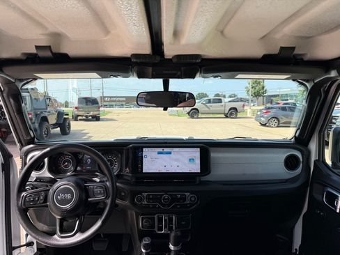 Used 2025 Jeep Gladiator Sport AWD/4WD image 24