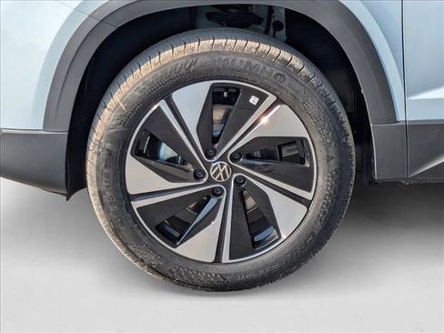 New 2025 Volkswagen Taos SE image 11