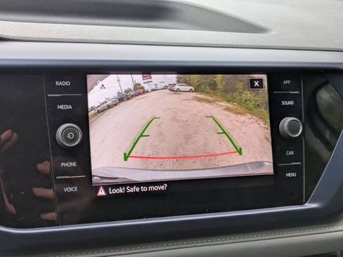 Used 2024 Volkswagen Taos SE image 9