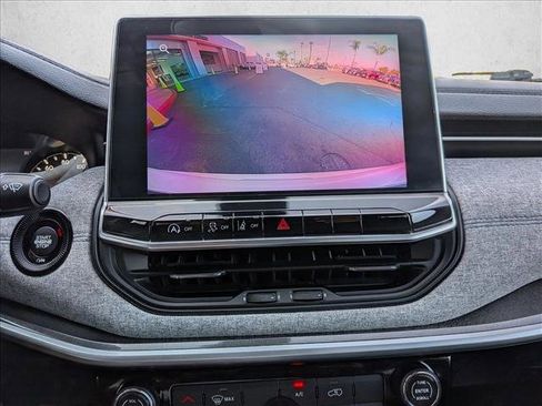 Used 2022 Jeep Compass Latitude image 13