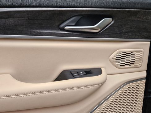 Used 2024 Jeep Grand Cherokee Limited w/ Luxury Tech Group II image 24