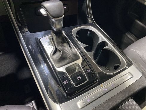 Used 2022 Kia Carnival EX image 22