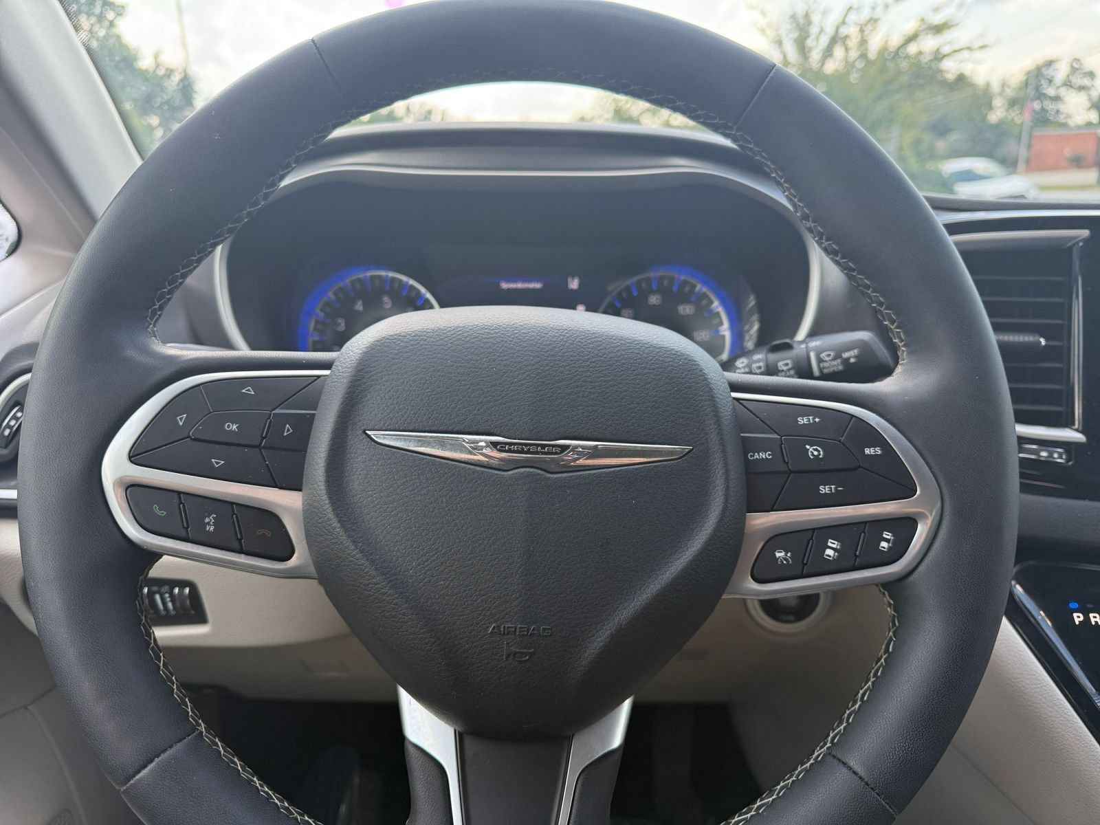 Used 2024 Chrysler Pacifica Touring-L FWD image 29