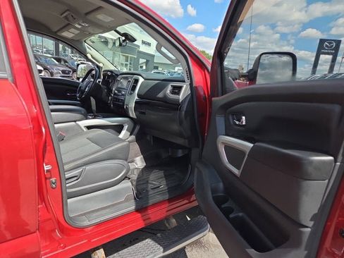 Used 2018 Nissan Titan SV w/ SV Convenience Package image 12