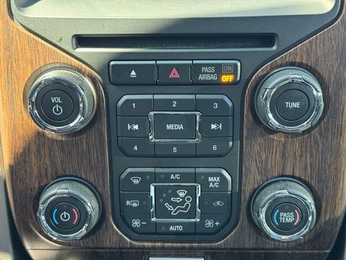 Used 2014 Ford F150 Lariat w/ Equipment Group 502A Luxury AWD/4WD image 14