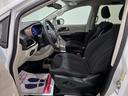 Used 2024 Chrysler Voyager LX image 15