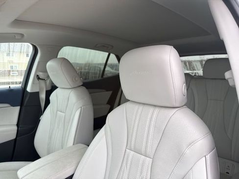 Used 2024 Buick Envision Avenir image 11