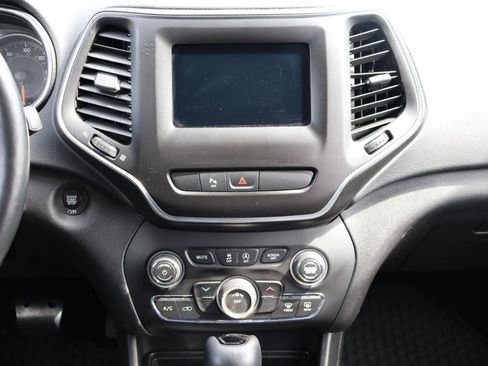 Used 2019 Jeep Cherokee Latitude Plus image 9