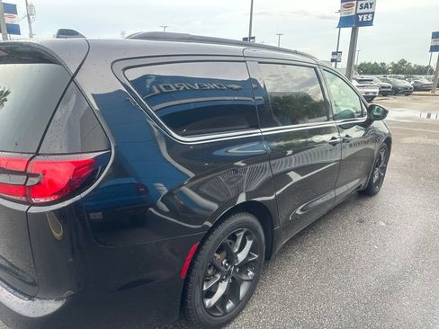 Used 2022 Chrysler Pacifica Touring-L w/ S Appearance Package FWD image 5