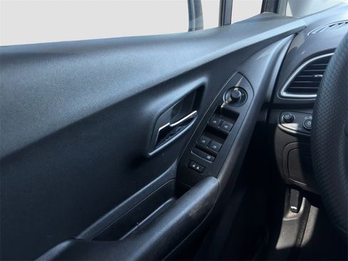 Used 2022 Chevrolet Trax LS w/ Tint and Cruise Package image 12