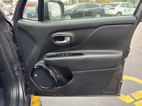 Used 2017 Jeep Renegade Altitude image 34