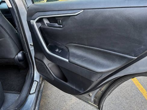 Used 2021 Toyota RAV4 LE AWD/4WD image 17