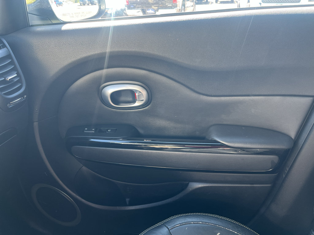 Used 2015 Kia Soul + w/ Primo Package FWD image 15