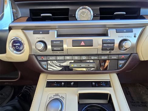 Used 2018 Lexus ES 300h image 18