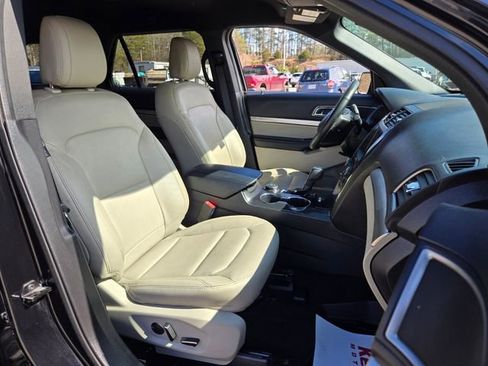 Used 2018 Ford Explorer XLT w/ Equipment Group 202A image 17