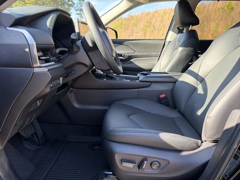 Used 2026 Toyota Grand Highlander XLE image 9