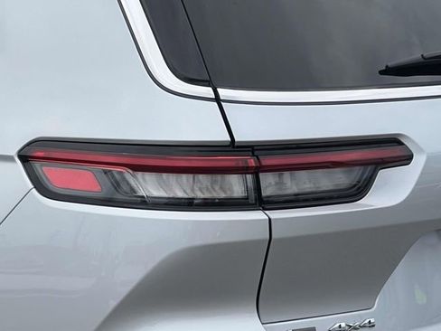 Used 2023 Jeep Grand Cherokee L Limited w/ Luxury Tech Group II image 10