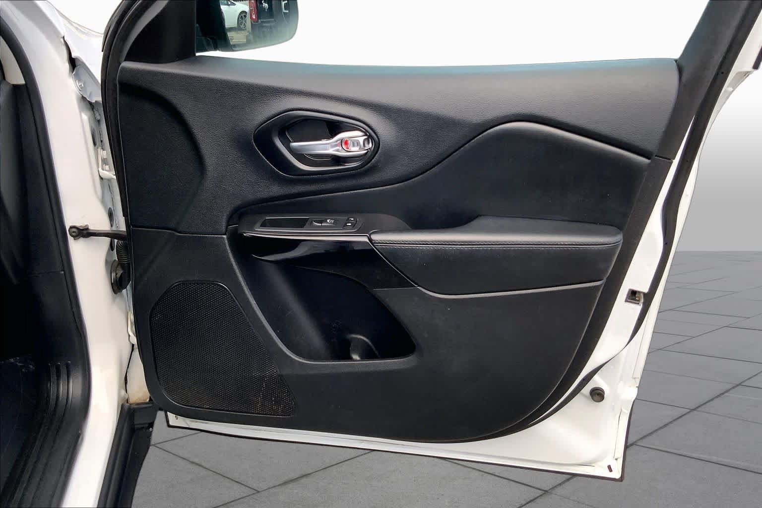 Used 2020 Jeep Cherokee Latitude Plus FWD image 19