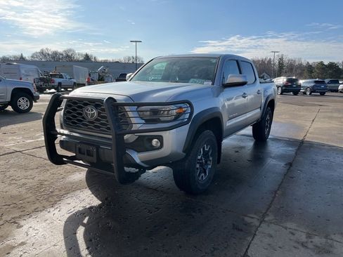 Used 2022 Toyota Tacoma TRD Off-Road w/ TRD Premium Off Road Package image 4
