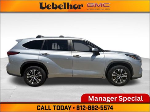 Used 2023 Toyota Highlander XLE FWD image 3