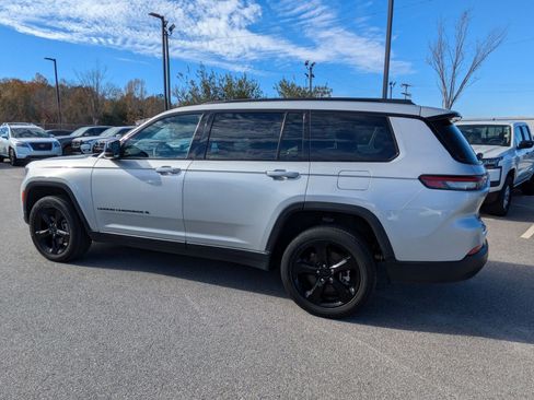 Used 2023 Jeep Grand Cherokee L Laredo image 6