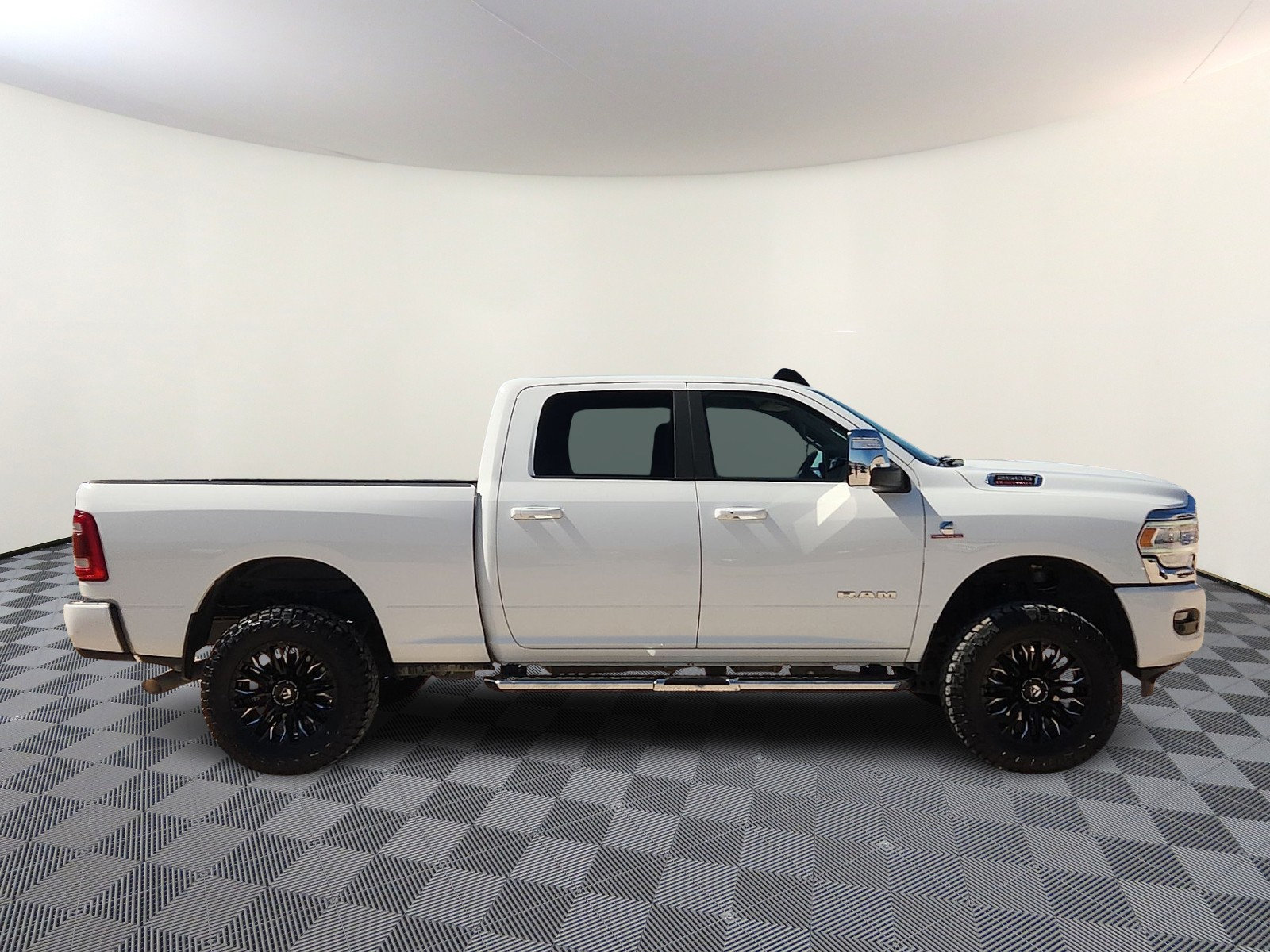 Used 2024 RAM 2500 Laramie AWD/4WD image 5