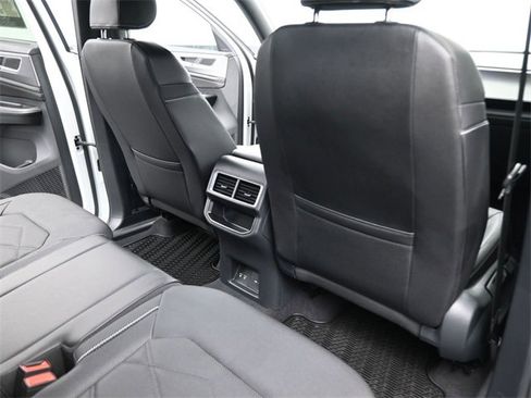 Certified 2024 Volkswagen Atlas Cross Sport SE image 29