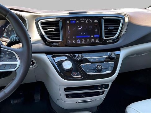 Used 2017 Chrysler Pacifica Touring-L Plus FWD image 5