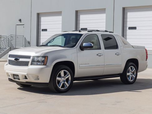 Used 2011 Chevrolet Avalanche LTZ AWD/4WD image 7