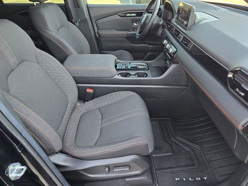 Certified 2025 Honda Pilot Sport image 15