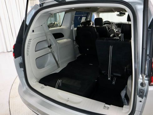 Used 2024 Chrysler Pacifica Touring-L FWD image 14