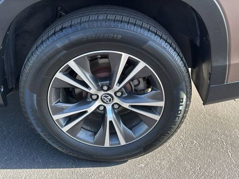Used 2018 Toyota Highlander Plus w/ Carpet Mat Package (TMS) FWD image 8