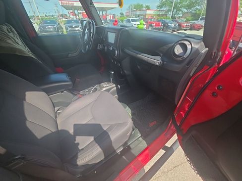 Used 2018 Jeep Wrangler Sport AWD/4WD image 6