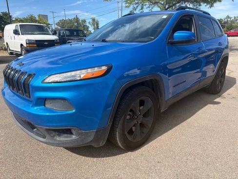Used 2018 Jeep Cherokee Latitude w/ Altitude Package FWD image 1