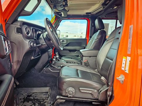 Used 2018 Jeep Wrangler Unlimited Sahara image 11