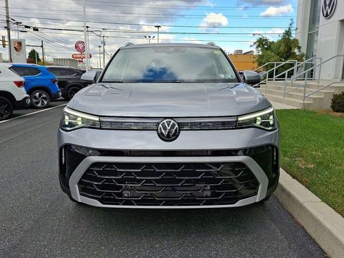 Used 2025 Volkswagen Taos SEL image 2