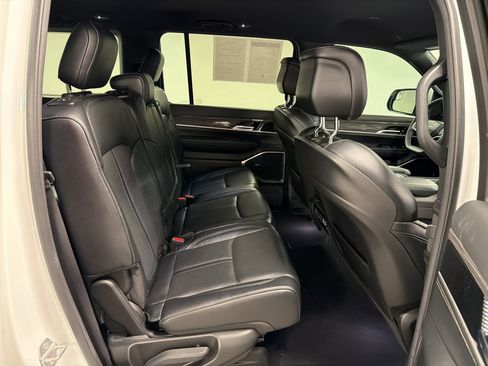 Used 2022 Jeep Wagoneer Series III AWD/4WD image 30