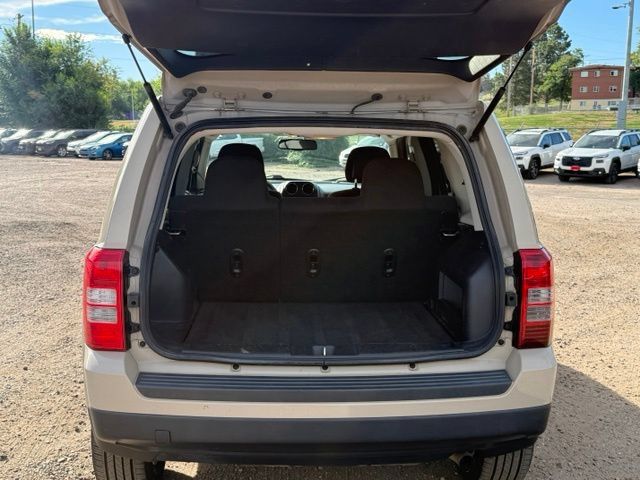 Used 2017 Jeep Patriot Latitude AWD/4WD image 18