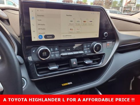 Used 2023 Toyota Highlander L image 17