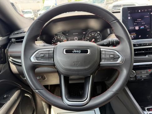 Used 2025 Jeep Compass Trailhawk AWD/4WD image 19